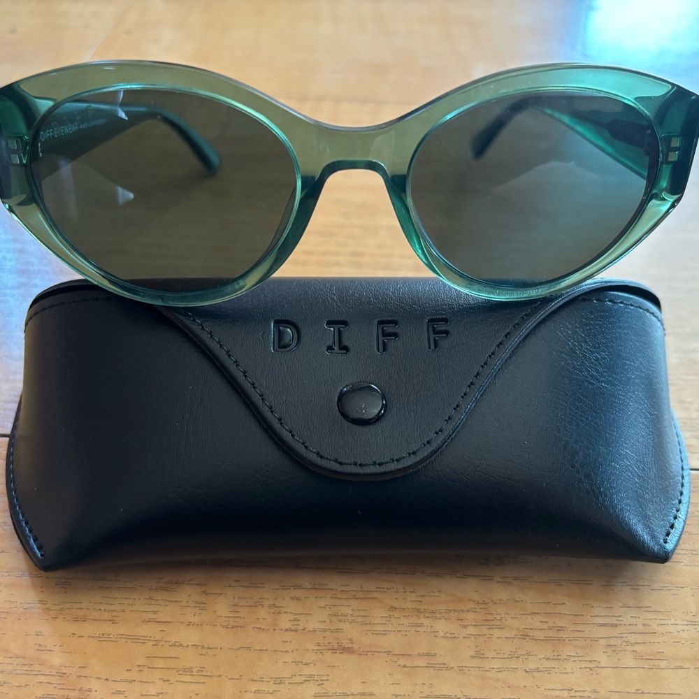 DIFF Eyewear Cat Eye Sunglasses – Green Frame with Case